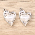 Dettaglio di ciondoli a cuore irregolare in argento con perla per creazione di gioielli - Cuore di Perla Irregolare / 5 Pezzi / Argento