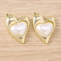 Dettaglio dei ciondoli a cuore dorati con inserto in perla per la creazione di gioielli - Cuore di Perla Irregolare / 5 Pezzi / Oro