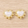 Dettaglio di pendenti a cuore in metallo dorato con perla sintetica e bordi a rilievo - Cuore di Perle Rotonde / 5 Pezzi / Oro