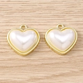 Dettaglio di ciondoli a cuore in lega dorata con intarsio perlato su legno - Cuore di Perla Grande / 5 Pezzi / Oro