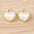 Dettaglio di ciondoli a cuore dorati con perla bianca e bordo intrecciato rifinito - Cuore di Perla Piccola / 5 Pezzi / Oro