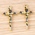 Pendaglio a croce gotica dorata con cuore nero e dettagli di vite rosa su legno - Oro Con Cuore Nero
