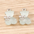 Vista macro di ciondoli a forma di orso verde chiaro con fiocco argento e cristallo - 5 Pezzi / blu argento