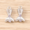 Vue détaillée des pendentifs queue de sirène en argent avec pierres de zircon violettes - 5 Pièces / Violet argenté