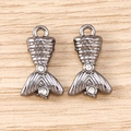 Détails des pendentifs queue de sirène noir-pistolet avec texture d'écailles et strass - 5 Pièces / Noir et Blanc