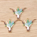 Dettaglio di pendenti a forma di teschio di bue western con bordi dorati e fiori - Confezione da 10 / Testa di Toro Fiore Marrone Blu