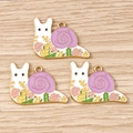 Dettaglio dei ciondoli smaltati a lumaca con guscio viola e decorazioni a rose rosa - Lumaca