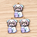 Détail de breloques carlin en émail pour bijoux DIY sur fond de bois clair - Chien Carlin avec Boisson / Lot de 10 / Violet