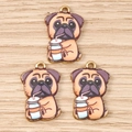 Détail de trois pendentifs chien émaillés buvant du thé avec anneaux dorés - Chien Carlin avec Boisson / Lot de 10 / Marron