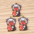 Vue détaillée de trois breloques carlin en émail pour la création de bijoux DIY - Chien Carlin avec Boisson / Lot de 10 / Rouge