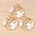 Dettaglio di tre ciondoli con coniglietto e fiori in smalto rosa per creazioni fai-da-te - Anello Coniglio Fiore Rosa