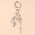 Dettaglio dei ciondoli a croce argentata con perle e strass su un portachiavi alla moda - Stile Croce Pizzo Perla Strass