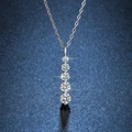 Collana con pendente in moissanite verticale con cinque pietre rotonde graduate - Design Lineare (X161)