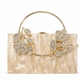 Détail du fermoir floral en cristal sur pochette de soirée en acrylique marbré - Abricot/Champagne