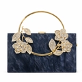 Détail du sac de soirée en acrylique marbre bleu avec fleurs dorées et strass brillants - Noir/Bleu Foncé Marbré