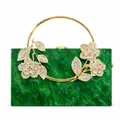 Vue détaillée du sac de soirée en acrylique marbre vert avec décor floral en strass dorés - Vert