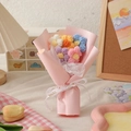 Handgefertigter Häkelblumenstrauß mit bunten Strickblumen und rosa Geschenkpapier - Rosa