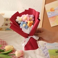 Handgefertigter Häkel-Sonnenblumenstrauß mit bunten Garnblumen und roter Verpackung - Rot