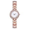 Detail van roségouden horloge met fonkelende kristallen rand en marmeren wijzerplaat luxe - Roségouden Horloge