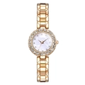 Macro-detail van modieus dameshorloge met strass-bezel en metalen schakelarmband - Goud Enkel Horloge