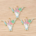 Ciondoli teschio di mucca boho con fiori e piume in smalto per creazione di gioielli fai da te - Confezione da 10 / Testa di Toro Blu Rosa
