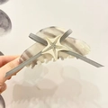 Pince à cheveux élégante en acétate marbré avec ruban gris et accent d'étoile de mer - 10.5cm / Gris