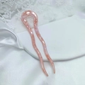 Eleganter U-förmiger Haarnadel aus Acetat in Rosa-Marmoroptik auf Seidenhintergrund - Wellenförmig Kirschrosa