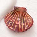 Pinza per capelli a conchiglia rosso vino traslucido con eleganti linee dorate radiate - Rosso Sakura