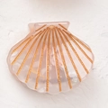 Blassrosa Muschel-Haarklammer mit goldenem Glitzer für elegante Frisuren - Schimmerndes Roséweiß