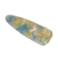 Detail van waterdruppel haarclip met blauw en geel marmeren acetaat op een gouden basis - Bloemengroen