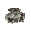 Détail macro d'une pince à cheveux en acétate à carreaux avec accent rose et texte doré - Gris Coquille 3.5cm