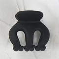 Mini molletta nera opaca per capelli per sostenere la coda alta su sfondo bianco - 5cm / Nero