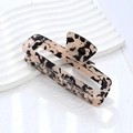 Pinza per capelli quadrata in acetato con stampa leopardata vista a 45 gradi - 11cm / Stile Leopardato