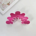 Pince à cheveux en acrylique rose à bords ondulés avec liseré blanc et motif floral - Rouge Rose 8.8cm