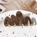 Elegant brown acetate hair claw clip with wavy design and golden metal spring mechanism - 7.4cm / Coffee