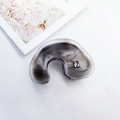 Haarklammer aus Acetat mit dunkelgrauem Marmormuster und schickem Metall-Logo - U-Form Transparent (8.5)
