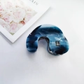 Haarklammer aus blau-weißem Acetat mit Marmoreffekt und Metall-Logo für dickes Haar - U-Form Blau (8.5)