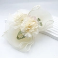Eleganter cremefarbener Organza-Blumen-Haarclip mit Schleife und Perlenverzierung - 8cm / Gebrochenes Weiß