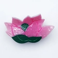 Pinza para el pelo con forma de flor de loto rosa, hoja verde y acabado de acetato - Estilo Loto h-1 (DZ0059) / 8.1cm