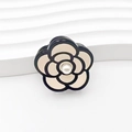 Molletta per capelli a camelia in acrilico con petali crema, bordo nero e perla - 2.6cm / Camelia Bianco Crema