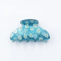 Haarklammer aus blauem Glitzer-Acryl mit weißen Gänseblümchen für süße Sommerfrisuren - 8cm / Blaues Gänseblümchen