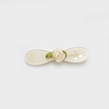 Cremefarbene Haarspange aus Acetat mit Satin-Kamelienblüte und Goldherz-Detail - Gebrochenes Weiß