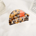 Modieuze acetaat haarklem met schildpad en oranje splicing op een witte stoffen basis - 8.2cm / Donkere Luipaardprint
