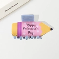 Pince à cheveux en forme de crayon coloré avec imprimé Happy Valentine's Day et cœurs - Style Happy Valentine's Day (A)
