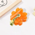 Oranje bloemen haarklem van acetaat met marmeren textuur en groene strass-steen detail - Bloemengeel