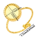 Makroansicht der goldenen Ringbasis mit runder Fassung und gedrehter Texturdetails - Gold (J686-G)