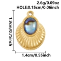 Detailmakro eines goldenen fächerförmigen Anhängers mit blauem Stein und 0,15 cm Loch - Gold - Abalone-Muschel Textur
