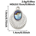 Makro-Detail des ovalen Fächeranhängers mit schillerndem Edelstein und Maßen - Silber - Abalone-Muschel Textur