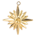Vue macro détaillée d'un pendentif en métal étoilé doré avec une finition miroir lisse - Or