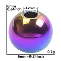 Makroaufnahme einer 6mm regenbogenfarbenen Edelstahlperle mit Maßen und Lochgröße - Regenbogen-6mm